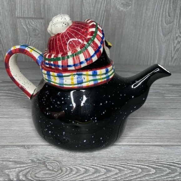 Julie Ueland penguin Christmas tea pot with scarf - Picture 4 of 7